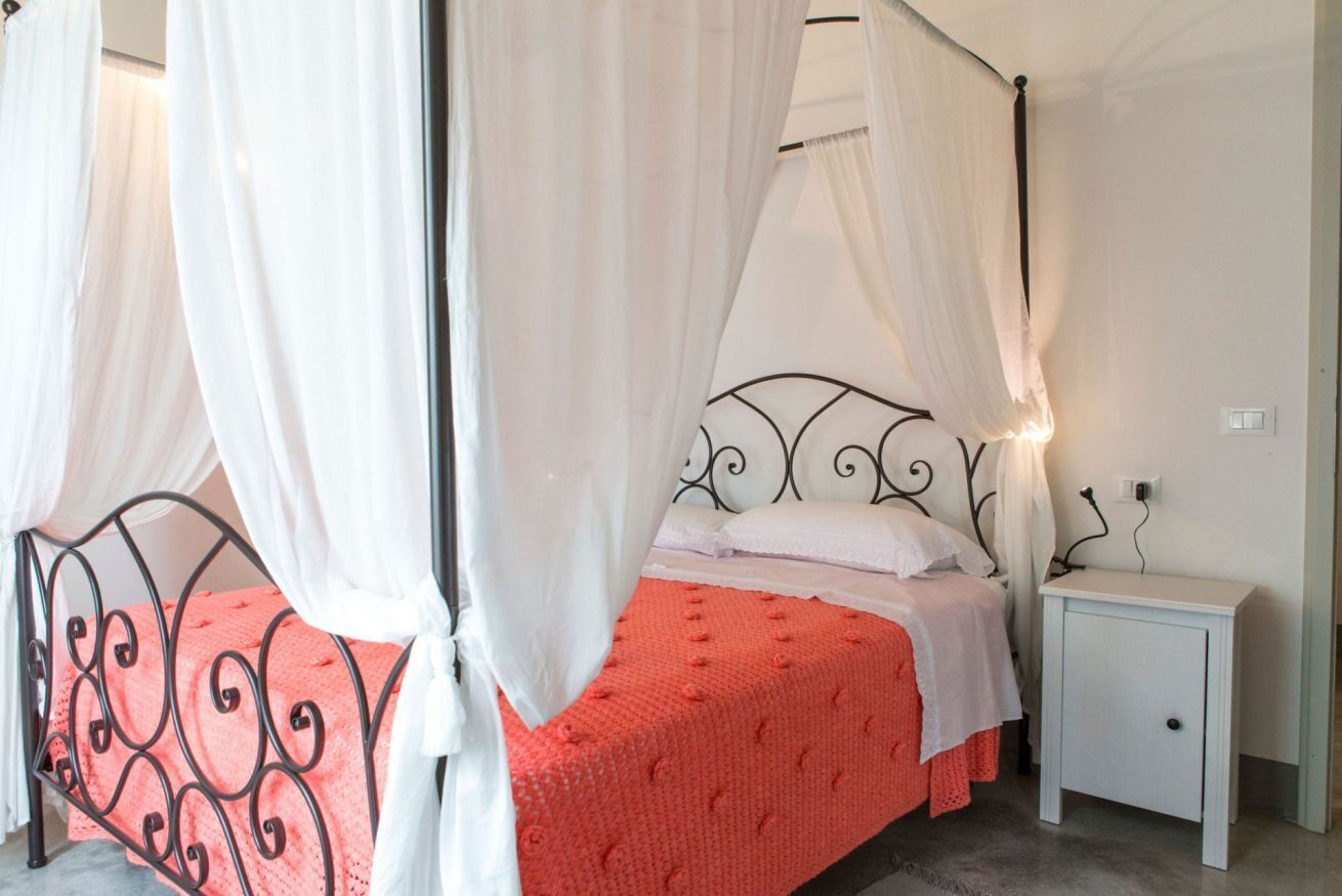 5 bedrooms, iron/ironing board, WiFi, bed sheets