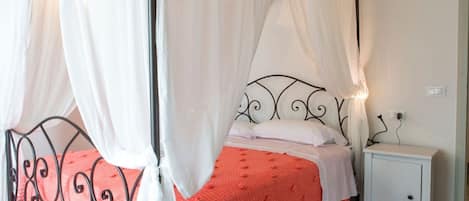 5 bedrooms, iron/ironing board, WiFi, bed sheets