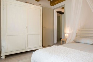 5 habitaciones, tabla de planchar con plancha, wifi y ropa de cama 