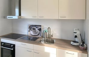 Kylskåp, mikrovågsugn, diskmaskin och kaffe- och tebryggare