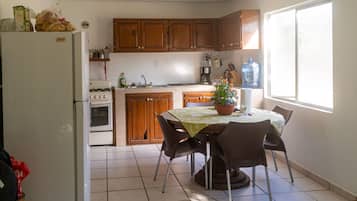 Casa de ciudad básica, 2 habitaciones, con acceso para personas discapacitadas, planta baja | Cocina privada | Refrigerador y microondas