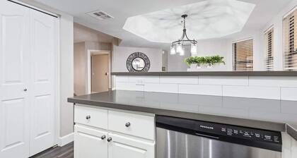 Beautiful Newly Remodeled 2-bdrm Biltmore Condo!