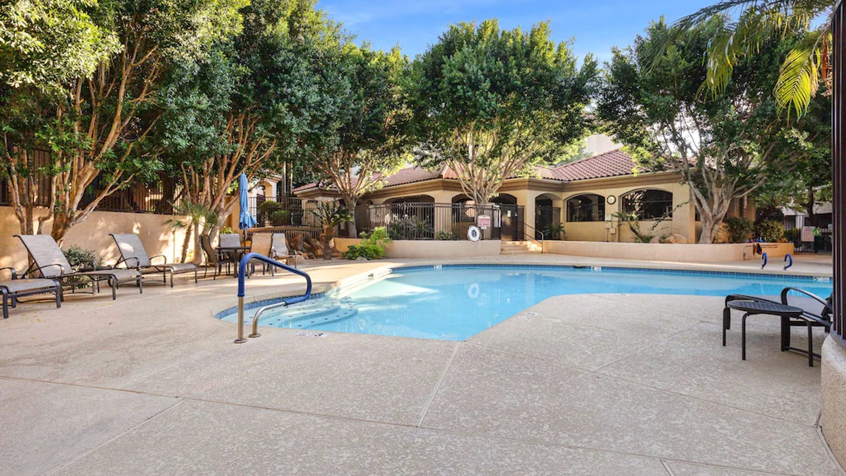 Una piscina al aire libre