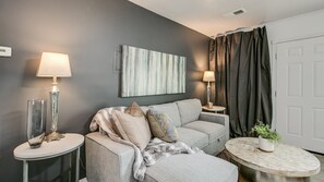 Studio (1 Bedroom) | Living area