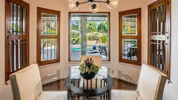 Studio (4 Bedrooms) | Spiseområde på rommet