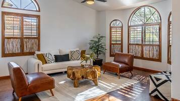 Studio (4 Bedrooms) | Oppholdsområde | Bordtennis