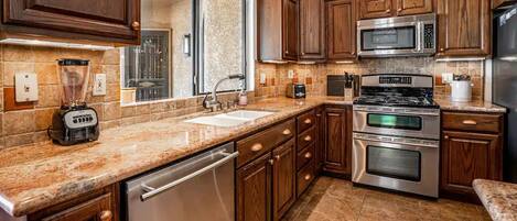 Studio (4 Bedrooms) | Private kitchen | Fridge, microwave, oven, blender