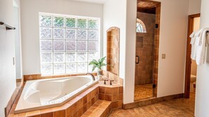 Studio (4 Bedrooms) | Badezimmer | Handtücher