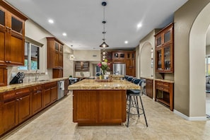 Maison (5 Bedrooms) | Cuisine privée | Réfrigérateur, micro-ondes, four, plaque de cuisson