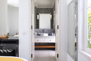 Dusj, håndklær og toalettpapir