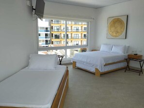 Panoraamastudiosviitti, useita sänkyjä, tupakointi kielletty, merinäköala | Allergiatestatut vuodevaatteet, tallelokero huoneessa