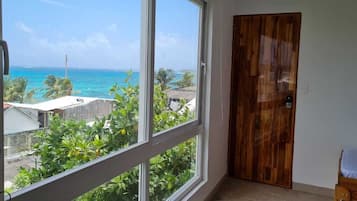 Studio Suite Panorama, Beberapa Tempat Tidur, Bebas Asap Rokok, pemandangan laut | 2 kamar tidur, seprai antialergi, brankas, dan setrika/meja setrika