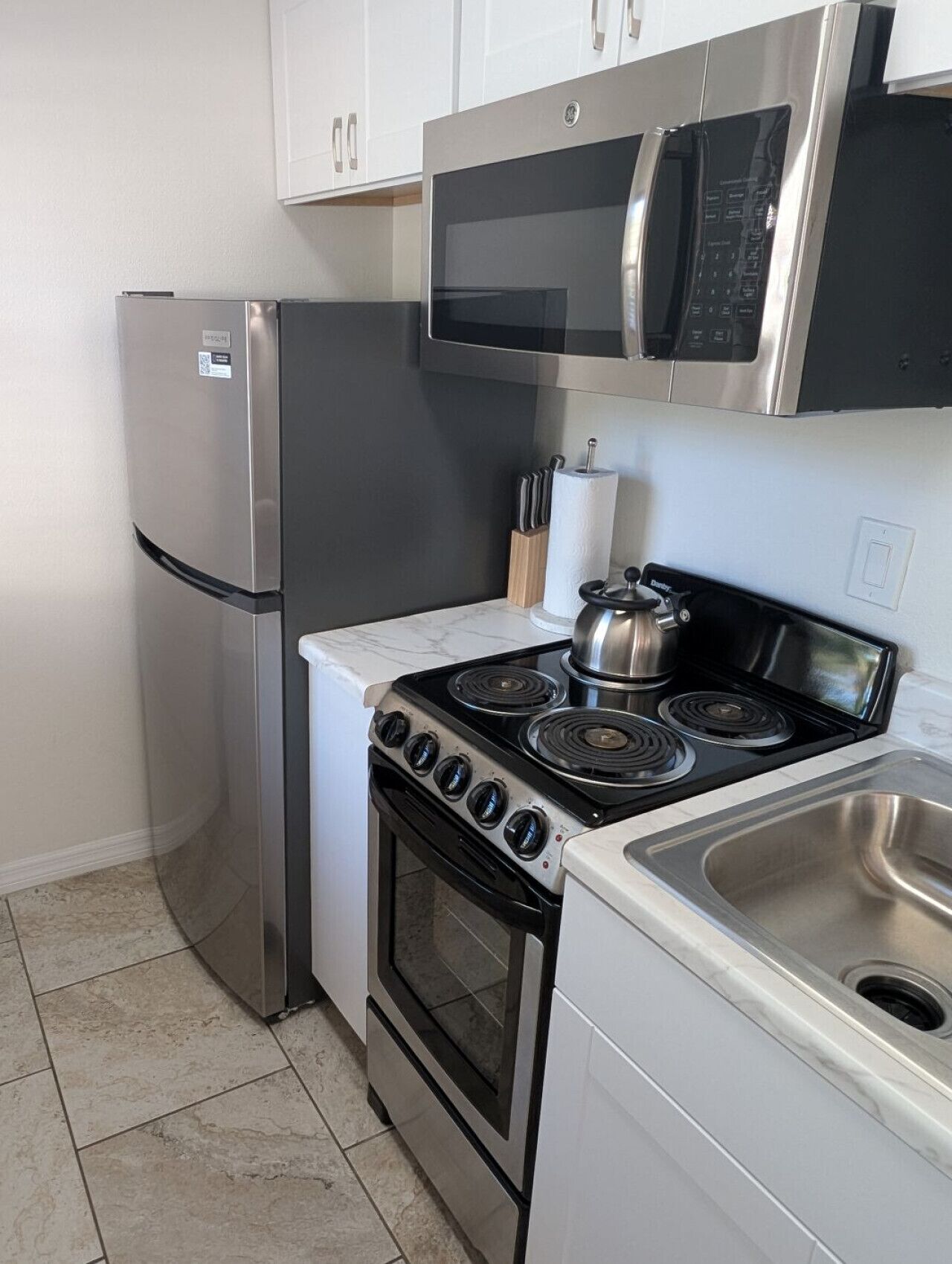 ثلاجة، ميكروويف، فرن، موقد طهي مسطح