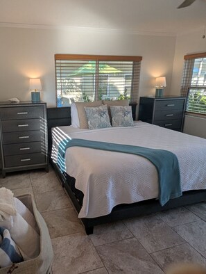 1 soverom, skrivebord, strykejern/-brett og reiseseng for barn