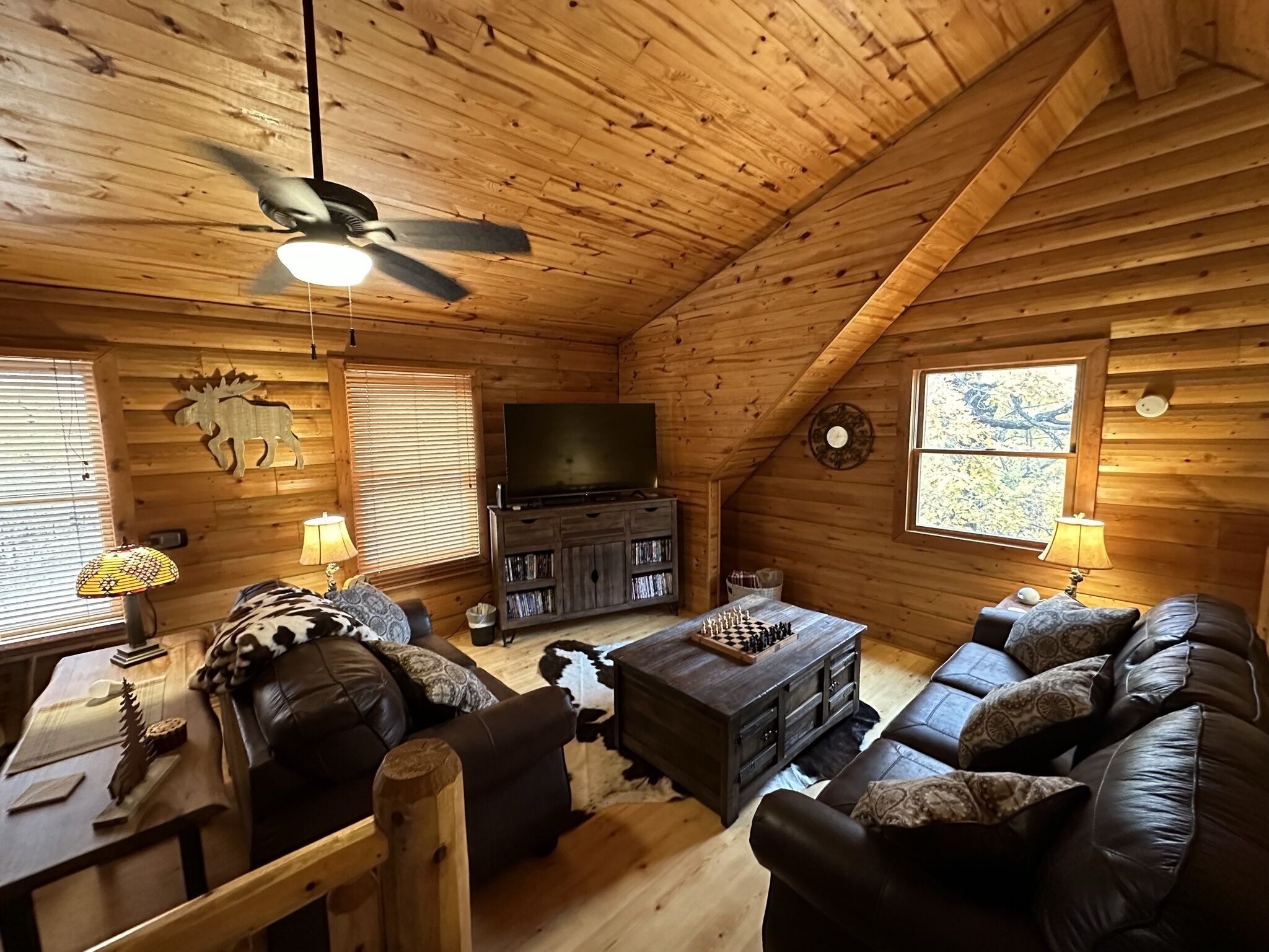 Luxurious and Rustic “Wolf Ridge Lodge” with Hot Tub - Sleeps 6 at