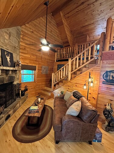 Luxurious and Rustic “Wolf Ridge Lodge” with Hot Tub - Sleeps 6 at Wolf Pen Gap