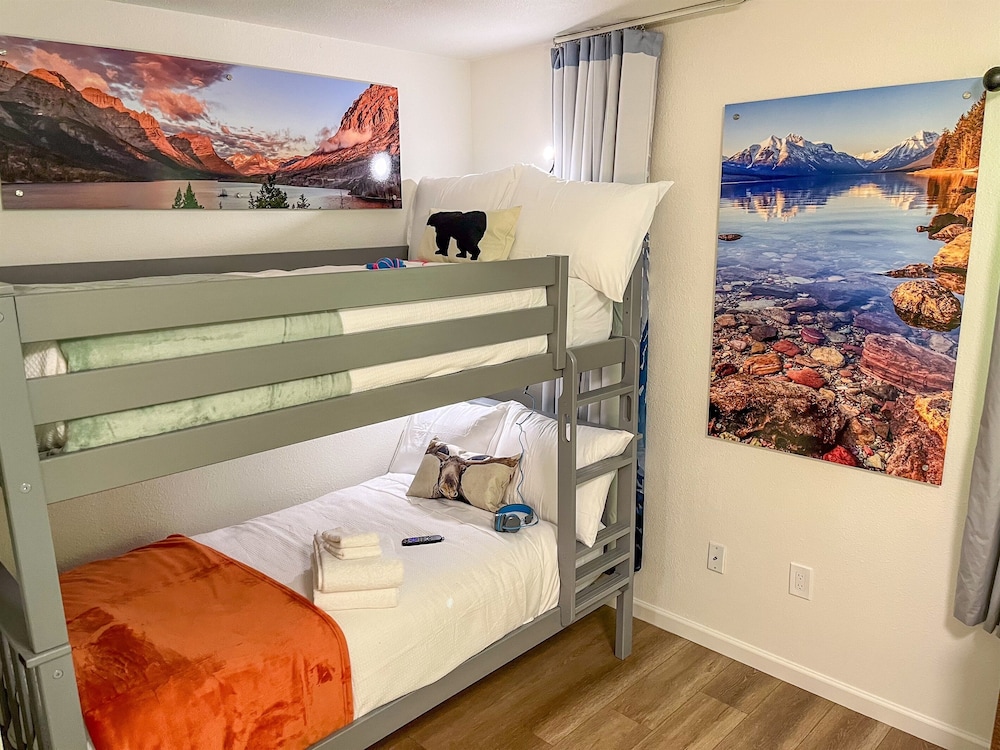 Modern Cabin 12 Minutes to Glacier! Hungry Horse Vrbo