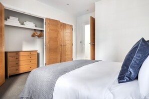 2 bedrooms, iron/ironing board, WiFi, bed sheets - Serene Marylebone 2BR w/ Roof, nr Edgeware Road Station, by Blueground (London)
