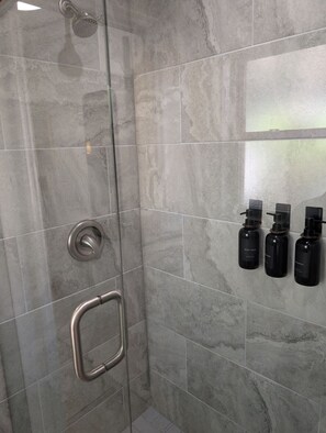 Hair dryer, towels, soap, shampoo - #3-TwinPalms-King Studio Suite-3-min Walk to Siesta Key Beach, Heated Pool (Siesta Key)
