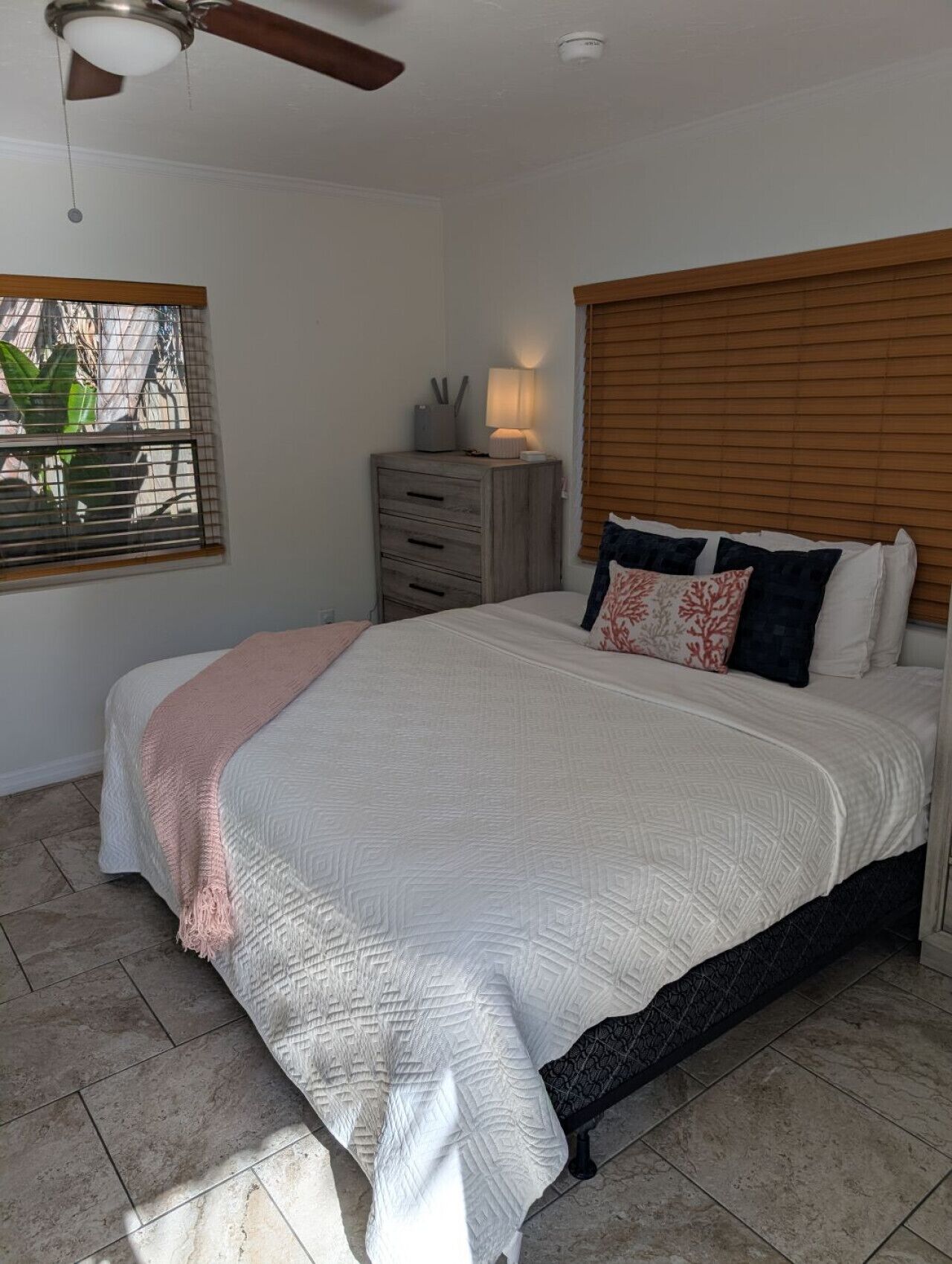 1 soveværelse, skrivebord, strygejern/strygebræt, weekendseng