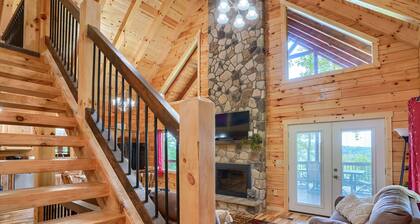Beautiful ,spacious log cabin. Close to all the attractions in the Hocking Hills