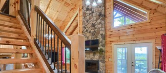 Beautiful ,spacious log cabin. Close to all the attractions in the Hocking Hills