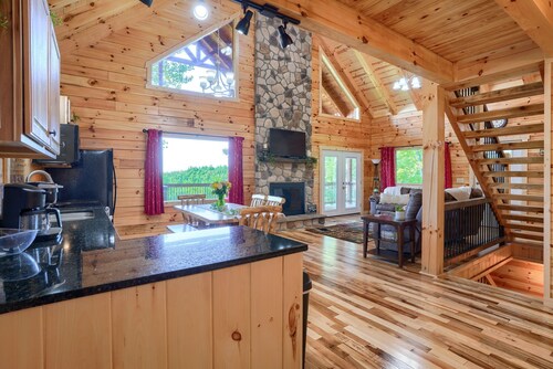 Beautiful ,spacious log cabin. Close to all the attractions in the Hocking Hills