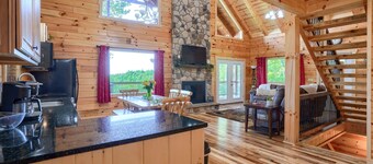 Beautiful ,spacious log cabin. Close to all the attractions in the Hocking Hills