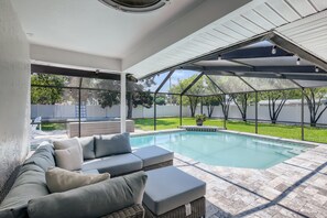 Una piscina al aire libre