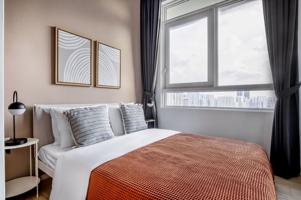 Redhill 1BR w/ Sauna, Gym & Pool, nr MRT, by Blueground Singapore Vrbo