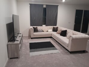 Living area - Beautiful open new home located in the beautiful city of Fowler California...... (Fowler)