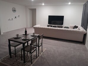 Living area - Beautiful open new home located in the beautiful city of Fowler California...... (Fowler)