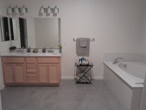 Bathroom - Beautiful open new home located in the beautiful city of Fowler California...... (Fowler)