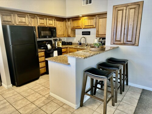 Great Ground Level Getaway! Sleeps 6.