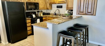 Great Ground Level Getaway! Sleeps 6.
