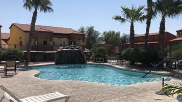 Een buitenzwembad, een verwarmd zwembad