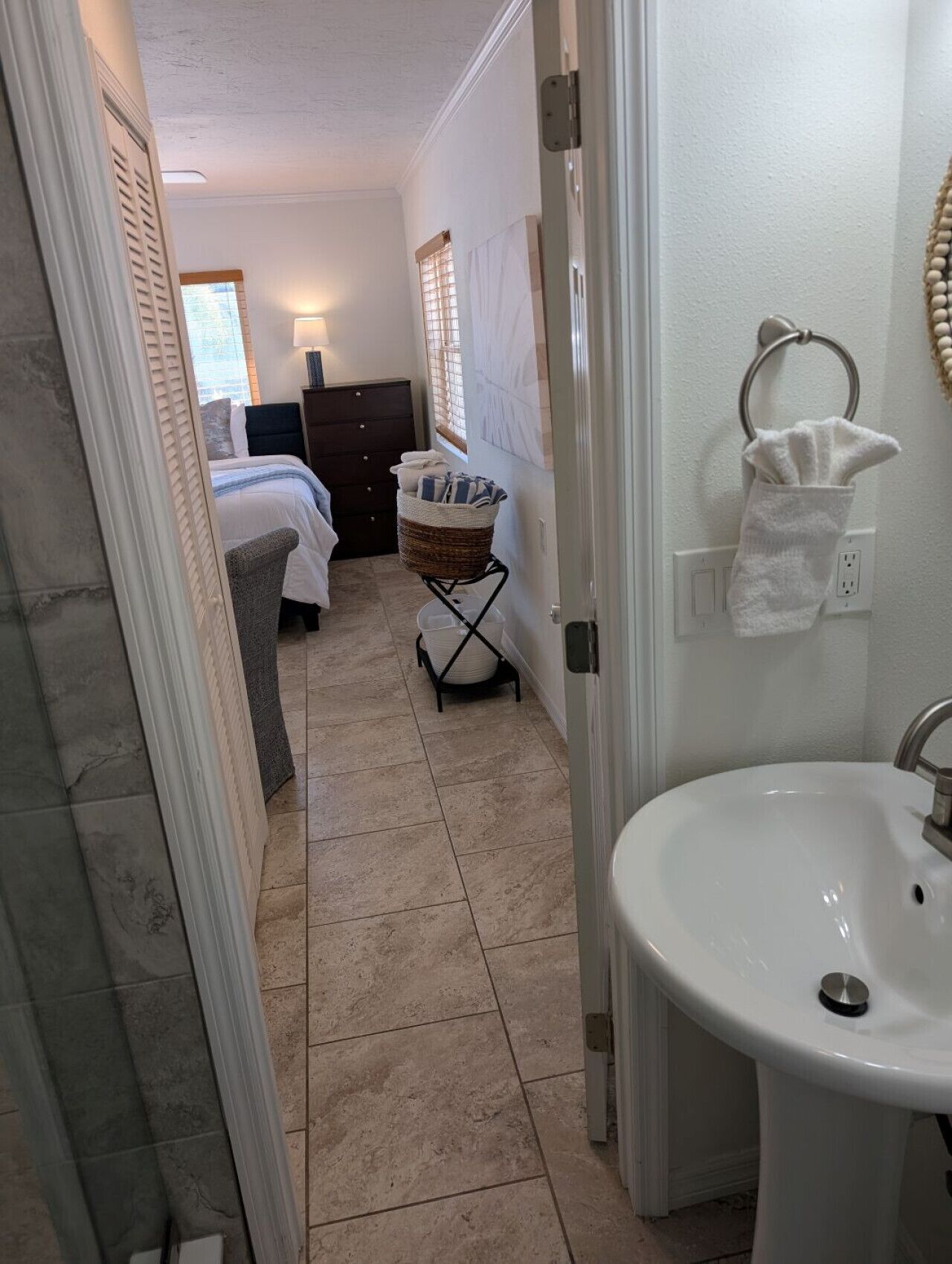 1 غرفة نوم ومكتب ومكواة/لوح كي وسرير سفر