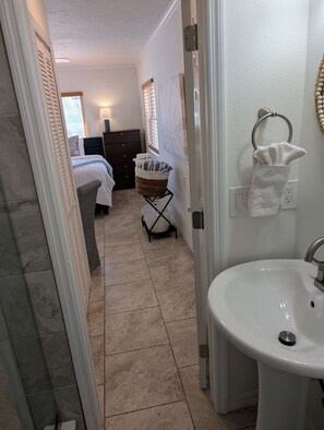 1 dormitori, escriptori i planxa i posts de planxar 