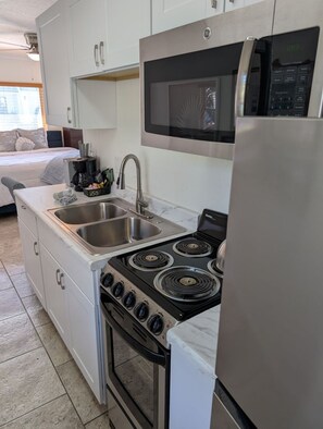 Fridge, microwave, oven, stovetop - #8-TwinPalms-King Studio Suite (Siesta Key)