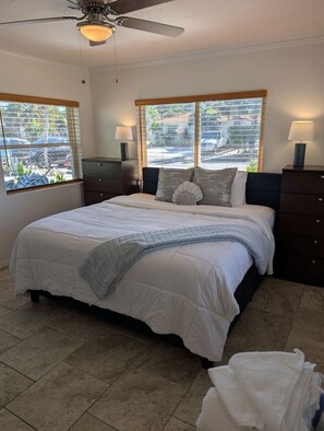 1 soverom, skrivebord, strykejern/-brett og reiseseng for barn