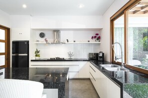 Kühlschrank, Mikrowelle, Wasserkocher mit Kaffee-/Teezubehör