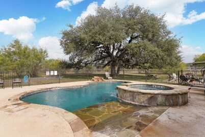 Adelante · Near River~Games~Hot Tub~Pool~Amazing Home for 20