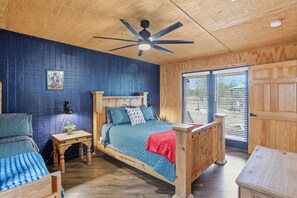 5 bedrooms, desk, iron/ironing board, travel crib - Adelante · Outdoor Theater~Near River~Pool~Hot Tub~Mini Golf (Concan)