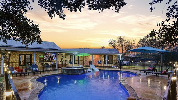 A heated pool - Adelante · Outdoor Theater~Near River~Pool~Hot Tub~Mini Golf (Concan)