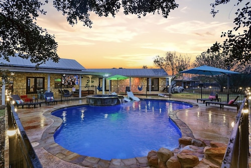 Adelante · Outdoor Theater~Near River~Pool~Hot Tub~Mini Golf