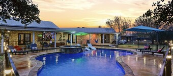 Adelante · Outdoor Theater~Near River~Pool~Hot Tub~Mini Golf