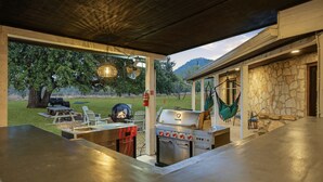 Outdoor dining - Adelante · Outdoor Theater~Near River~Pool~Hot Tub~Mini Golf (Concan)