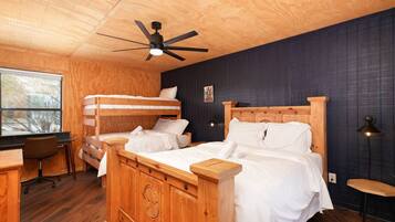 5 habitaciones, escritorio y tabla de planchar con plancha