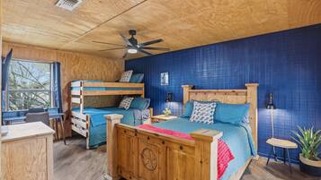 5 habitaciones, escritorio y tabla de planchar con plancha