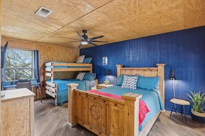 5 chambres, bureau, fer et planche à repasser, lit de bébé portatif